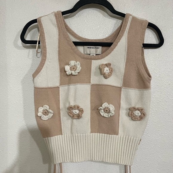 Industry knitted Cream and Tan Sleeveless Cropped vest top SP - Picture 3 of 5